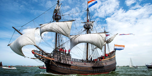 HOORN - VOC-replica de Halve Maen vaart onder grote belangstelling de haven van Hoorn binnen. ANP REMKO DE WAAL